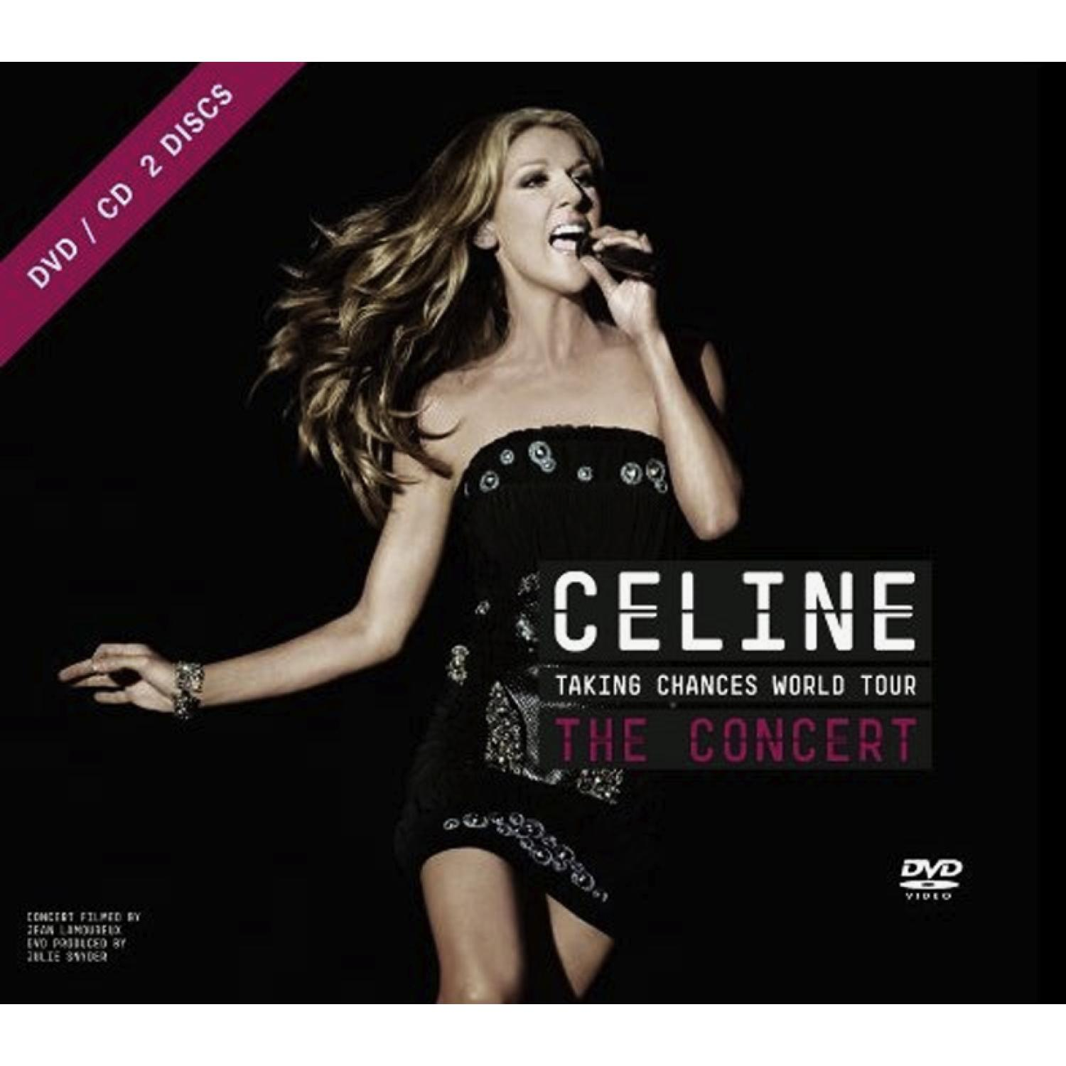 Celine auf der Bühne mit Mikrofon in einem schwarzen Kleid, wirbt für ihre Konzerttournee, vor dunklem Hintergrund.