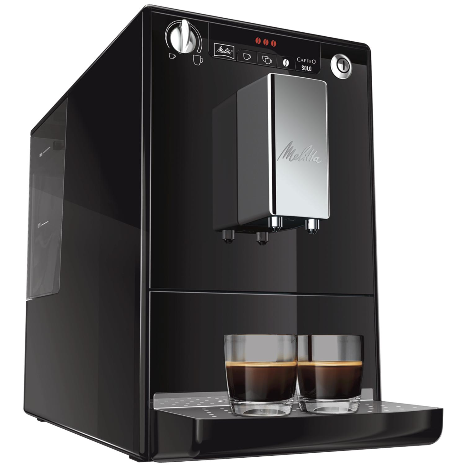 Schwarze Melitta Kaffeemaschine mit zwei Glasbechern gefüllt mit Kaffee, vor weißem Hintergrund.