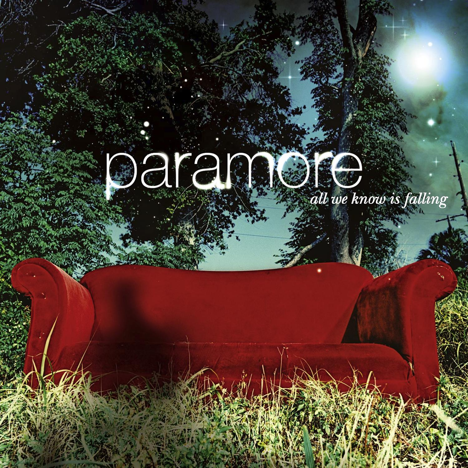 Paramore-Albumcover mit rotem Sofa vor Bäumen.