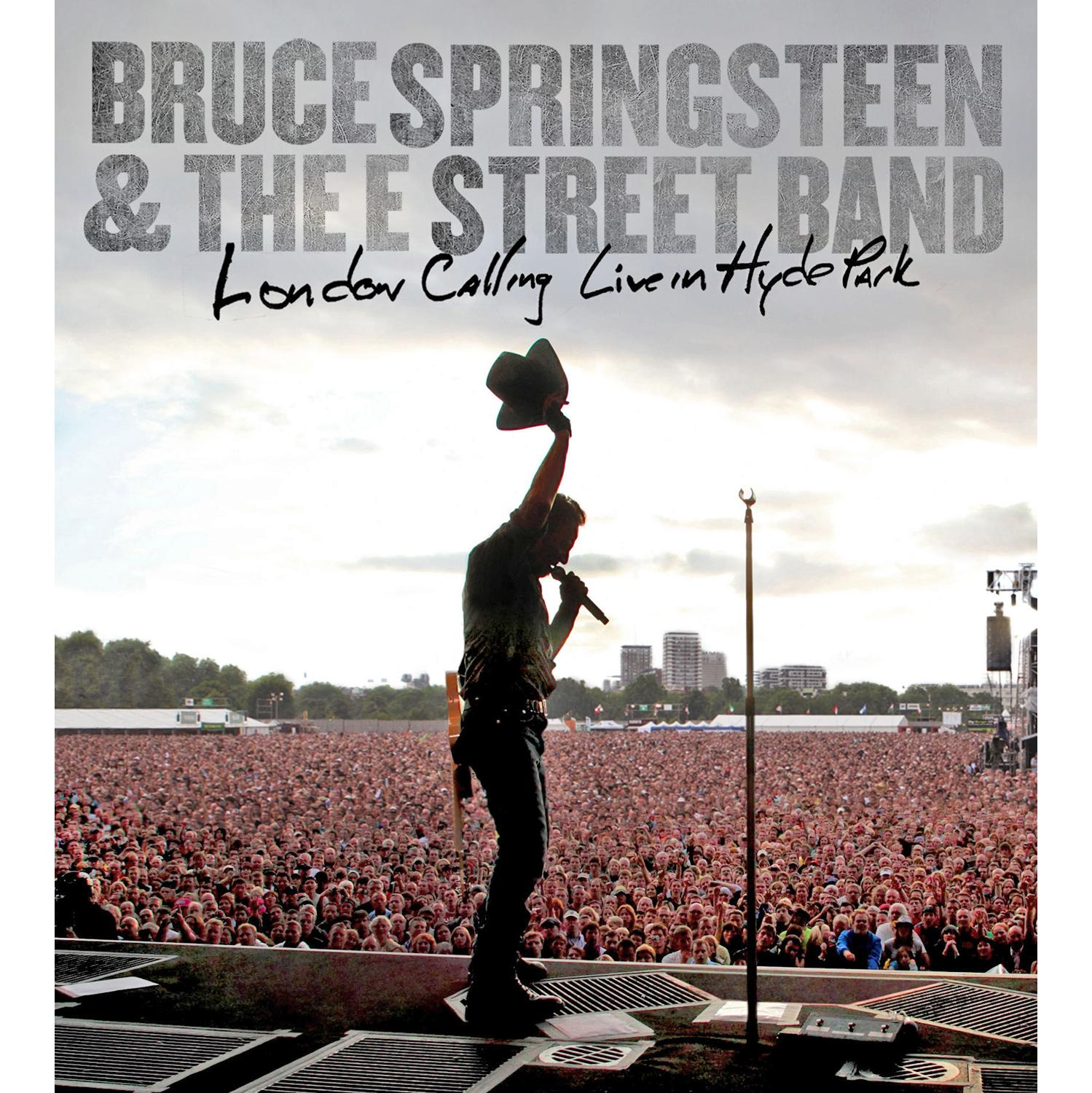 Bruce Springsteen auf der Bühne, singt vor einer riesigen Menschenmenge. Bühne und Publikum. Meist Schwarzweiß.