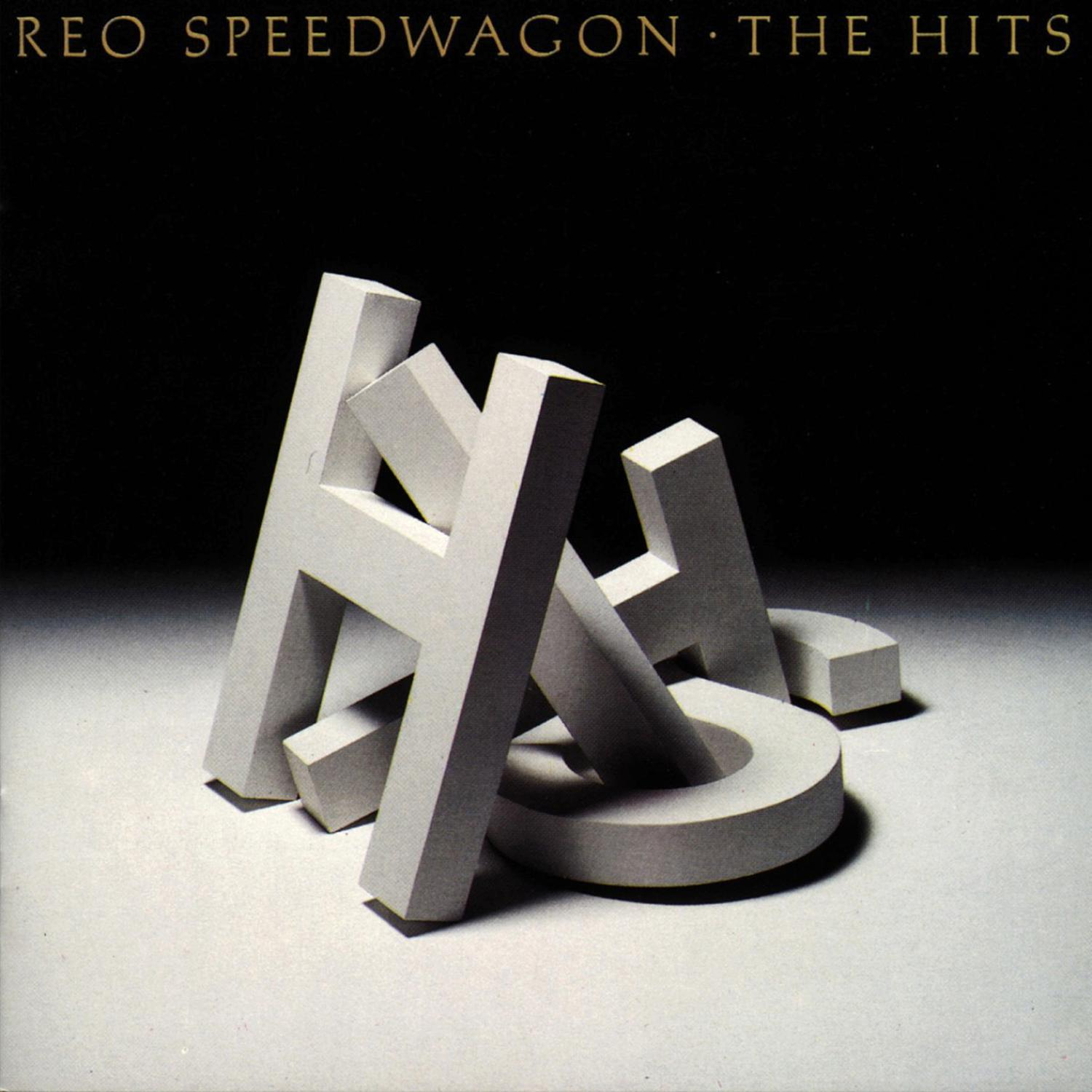 Albumcover mit grauen 3D-„HITS“-Buchstaben. Der Hintergrund ist schwarz, die Buchstaben werfen Schatten.