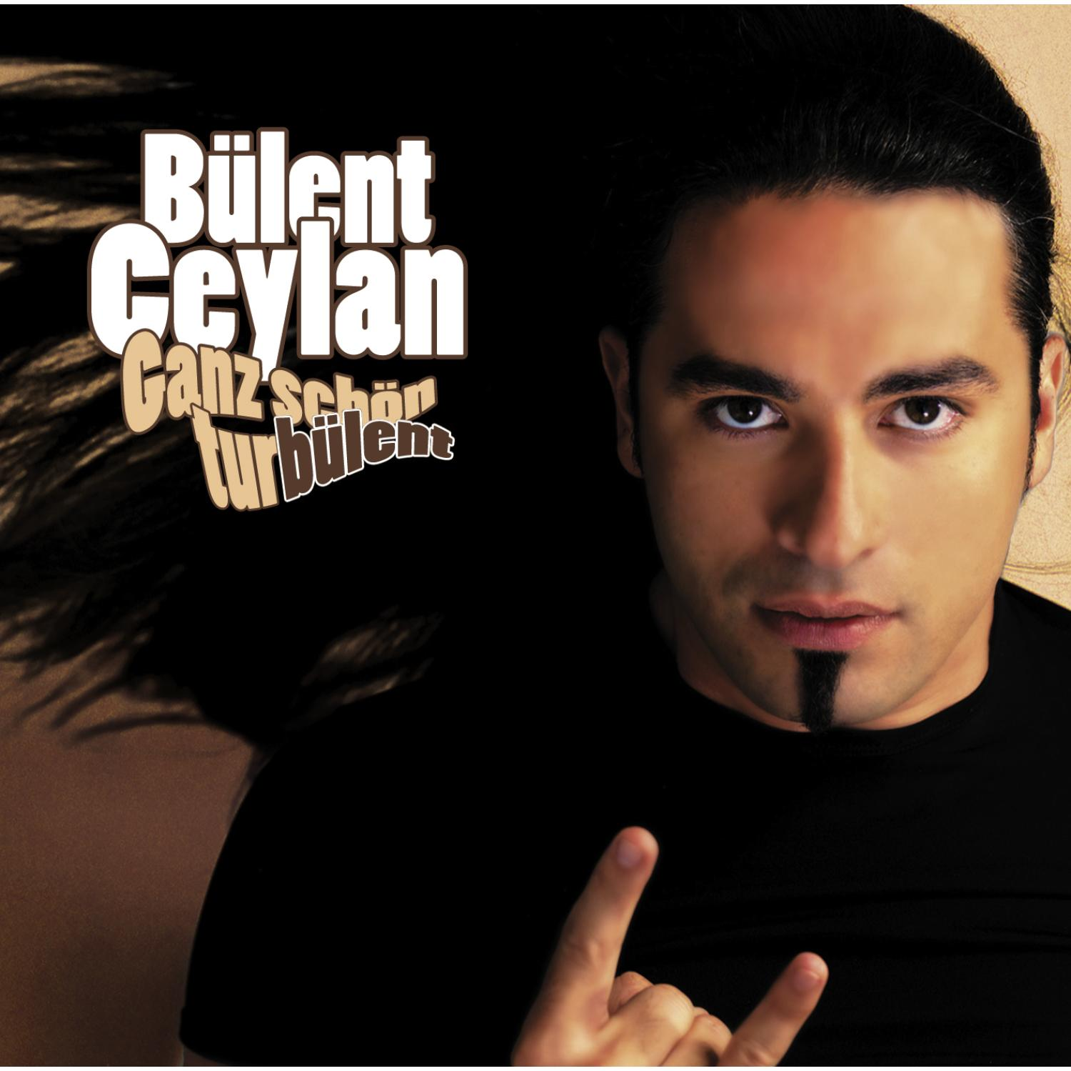 Albumcover: Bülent Ceylans Gesicht, mit dem Text 'Ganz Schön Turbulent'. Er zeigt zwei Finger nach oben.