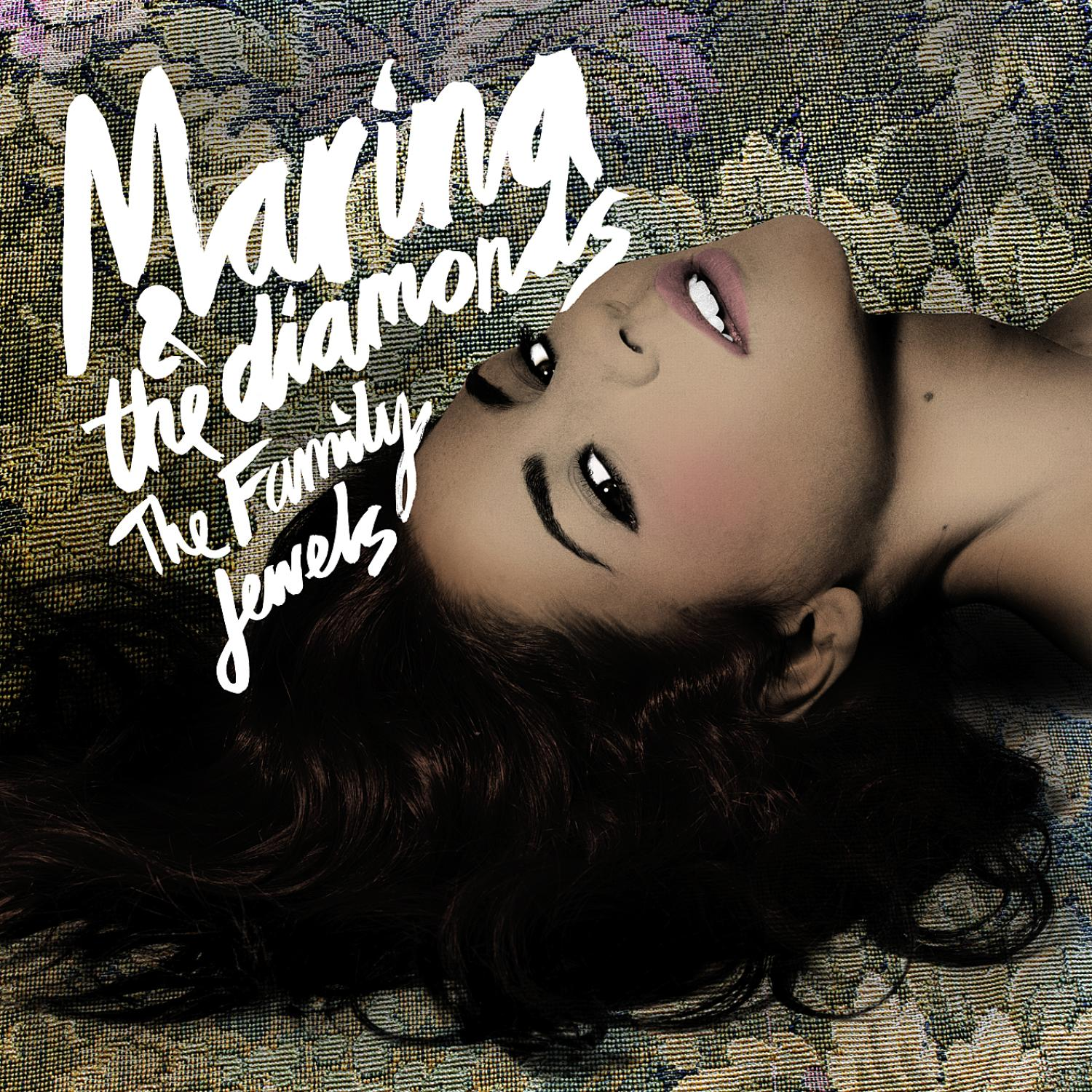 Marina and the Diamonds Albumcover. Das Gesicht einer Frau, auf dem Kopf, mit Text darüber.