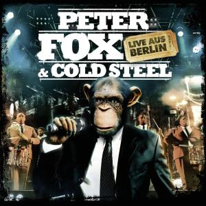 Ein Schimpanse im Anzug hält ein Mikrofon, Peter Fox & Cold Steel Live aus Berlin.