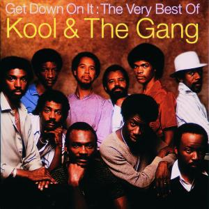 Albumcover für Kool & The Gang. Männergruppe, brauner Hintergrund, Text 'Get Down On It'.