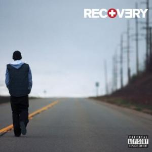 Albumcover. Ein Mann geht eine Straße entlang. Titel: Recovery. Text: Eminem. Rotes Kreuz-Symbol.