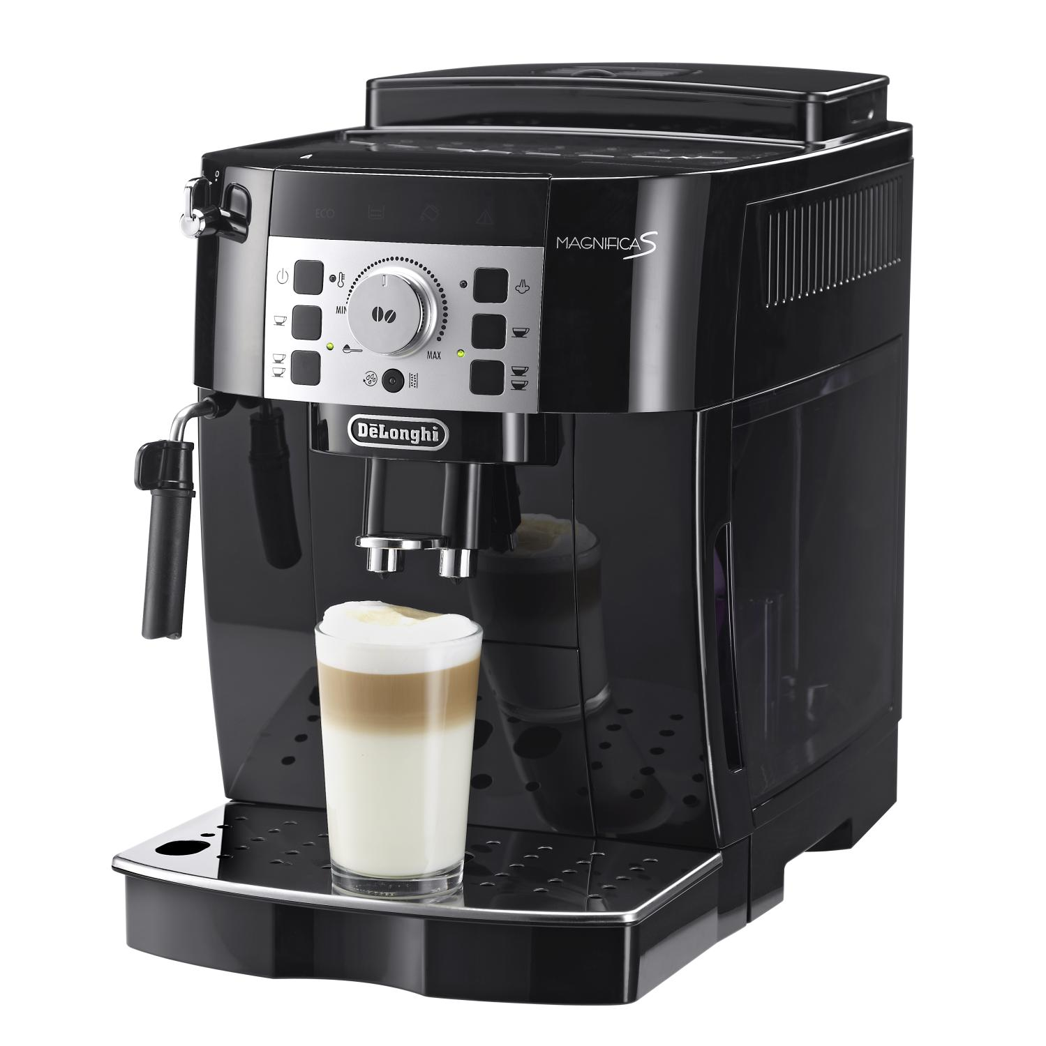 Zwarte DeLonghi Magnifica S espressomachine met een glas latte.