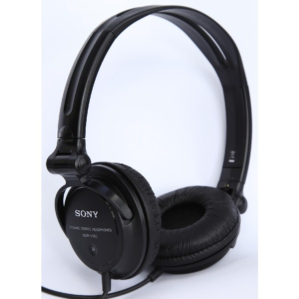 Auriculares Sony negros. Diseño sobre la oreja. Logotipo de Sony visible.