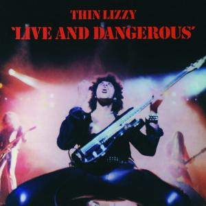 Albumcover von Thin Lizzy. Bandmitglieder auf der Bühne spielen Instrumente. Bühnenbeleuchtung im Hintergrund.