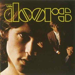 Das Doors-Albumcover mit Nahaufnahme von Jim Morrisons Gesicht und anderen Bandmitgliedern im Hintergrund.