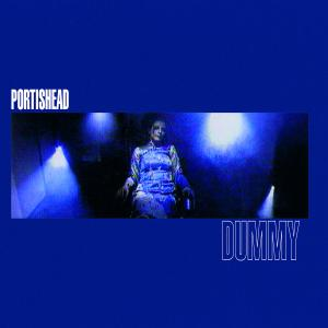 Portishead Albumcover. Blauer Hintergrund. Frau im Kleid. Titel 'Dummy' in weißen Buchstaben.