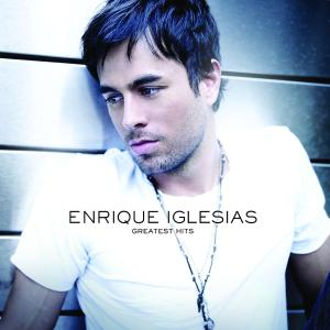 Enrique Iglesias Albumcover. Er schaut nach unten, mit einer Halskette und einem weißen T-Shirt.