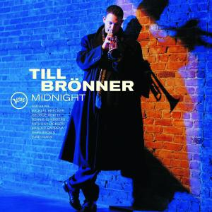 Albumcover: Till Brönner Midnight, ein Mann mit Trompete an einer Backsteinmauer.