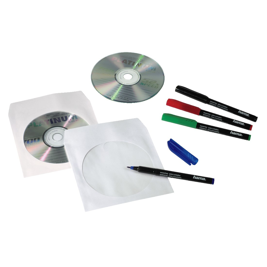 CD, pochettes de CD et marqueurs colorés sur fond blanc. Marqueurs rouges, verts, bleus et noirs.