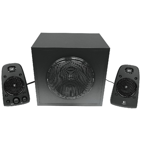 Siyah Logitech hoparlör seti. Bir subwoofer ve iki uydu hoparlöründen oluşur. Hepsi siyah, file hoparlör kapaklıdır.