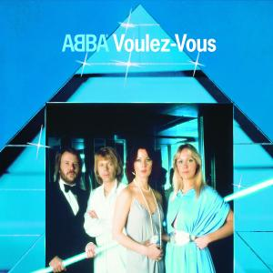 ABBA Voulez-Vous Albumcover mit Band in blau beleuchtetem Raum, geometrisches Design.