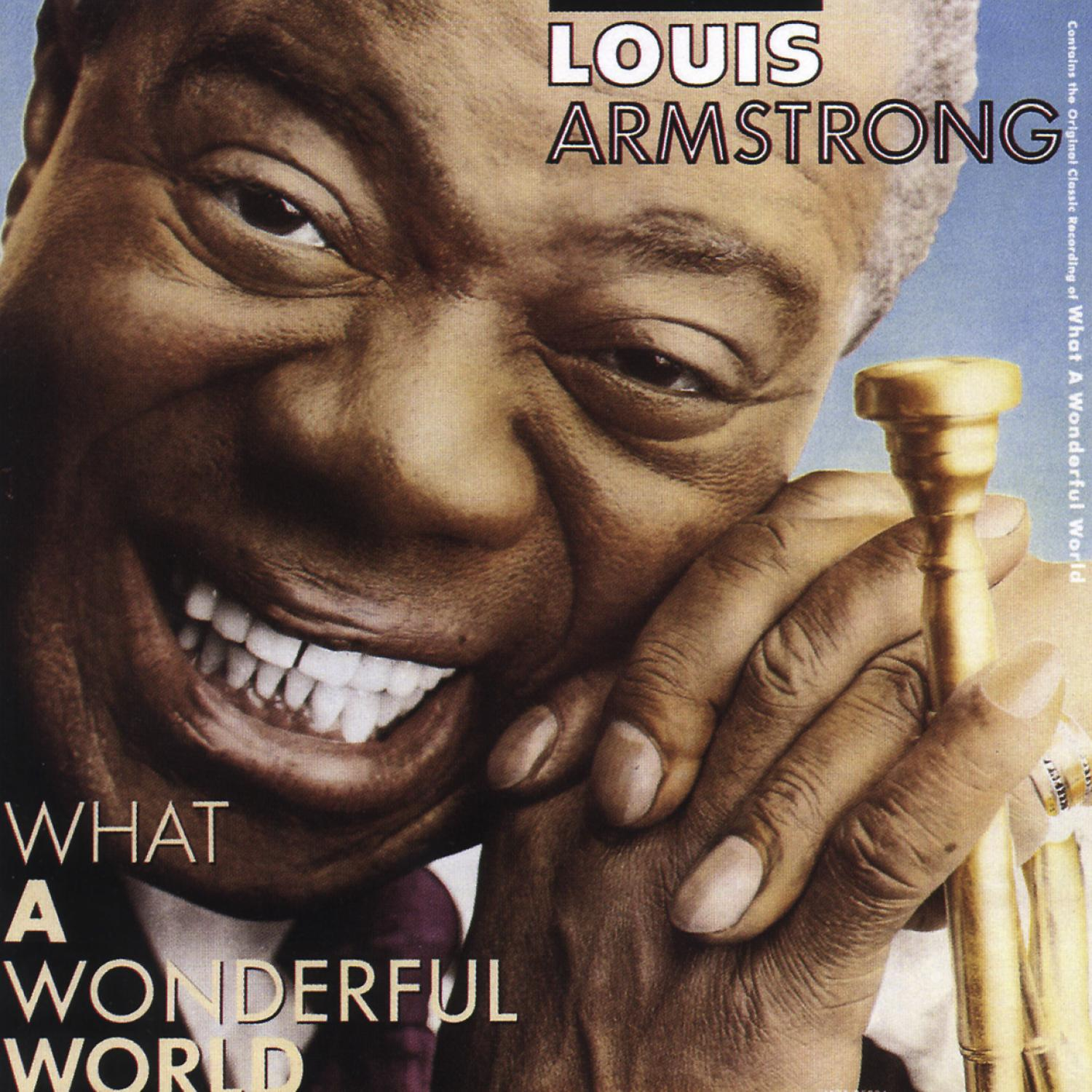 Louis Armstrong Albumcover. Nahaufnahme seines lächelnden Gesichts, Trompete haltend. Weißer Text.