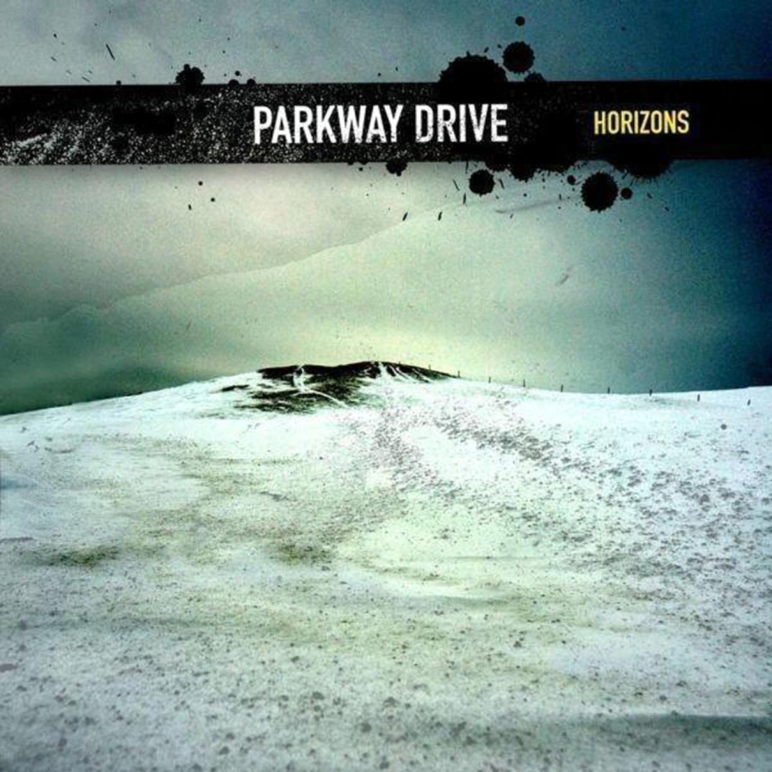Albumcover mit schneebedecktem Hügel, dunklem Himmel und dem Bandnamen 'Parkway Drive', Albumtitel 'Horizons'.