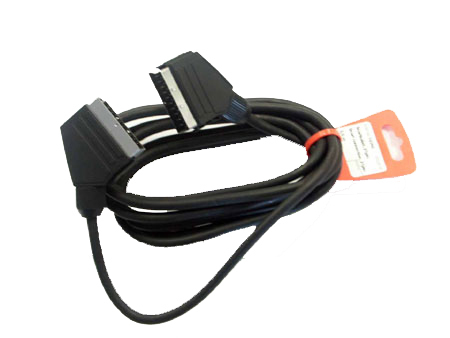 Ein schwarzes SCART-Kabel mit Anschlüssen vor weißem Hintergrund. Orangefarbenes Etikett angebracht.