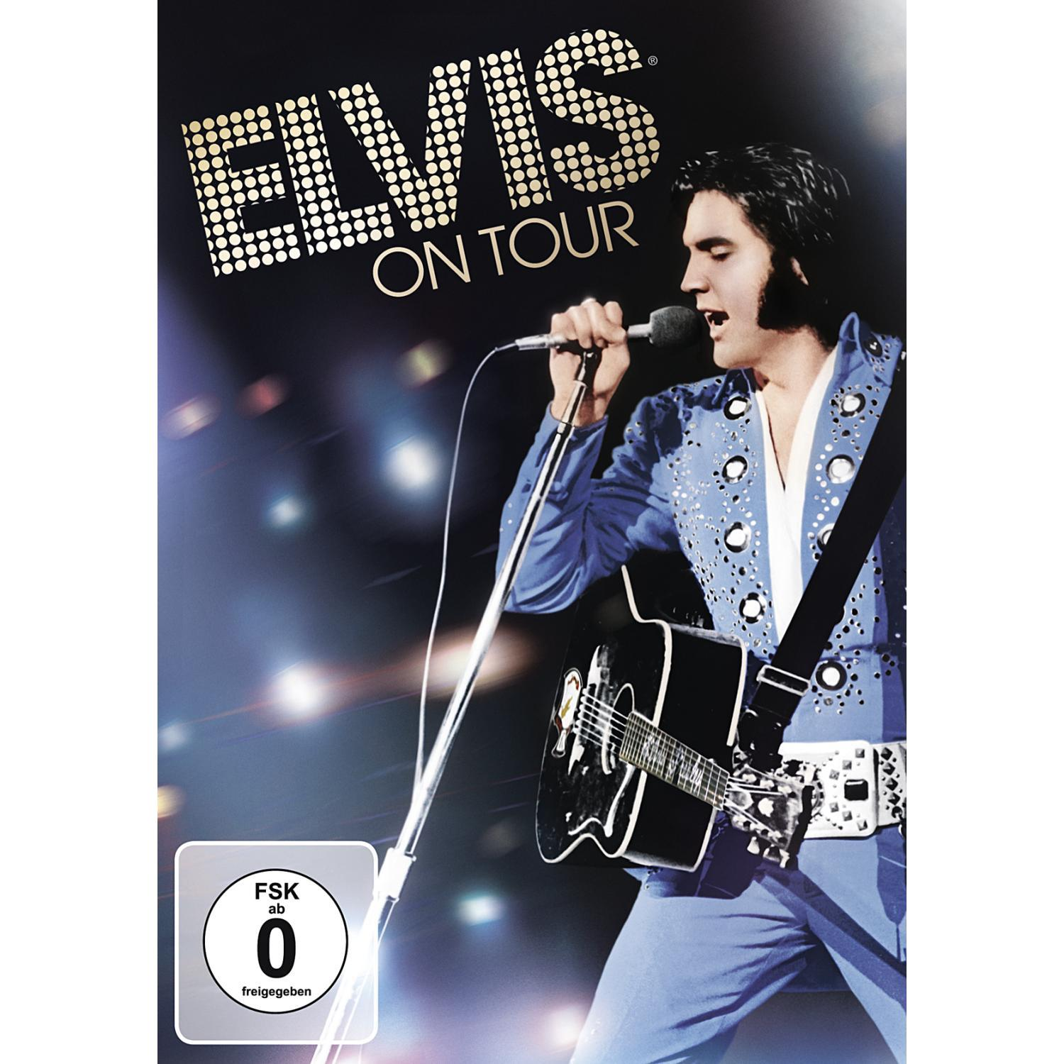 DVD-Cover: Elvis on Tour. Elvis singt mit Gitarre, trägt einen blauen, mit Juwelen besetzten Overall.
