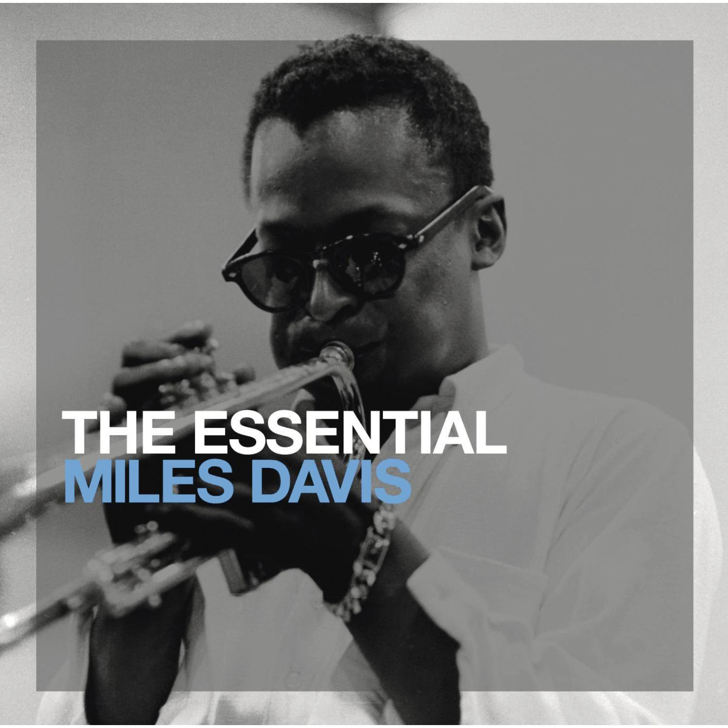 Miles Davis spielt Trompete in Schwarzweiß. Albumtitel: 'The Essential Miles Davis'.