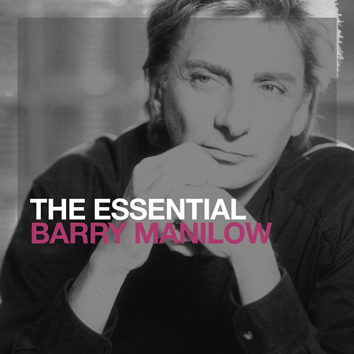 Schwarz-Weiß-Bild. Barry Manilow schaut in die Kamera, die Hand am Kinn.