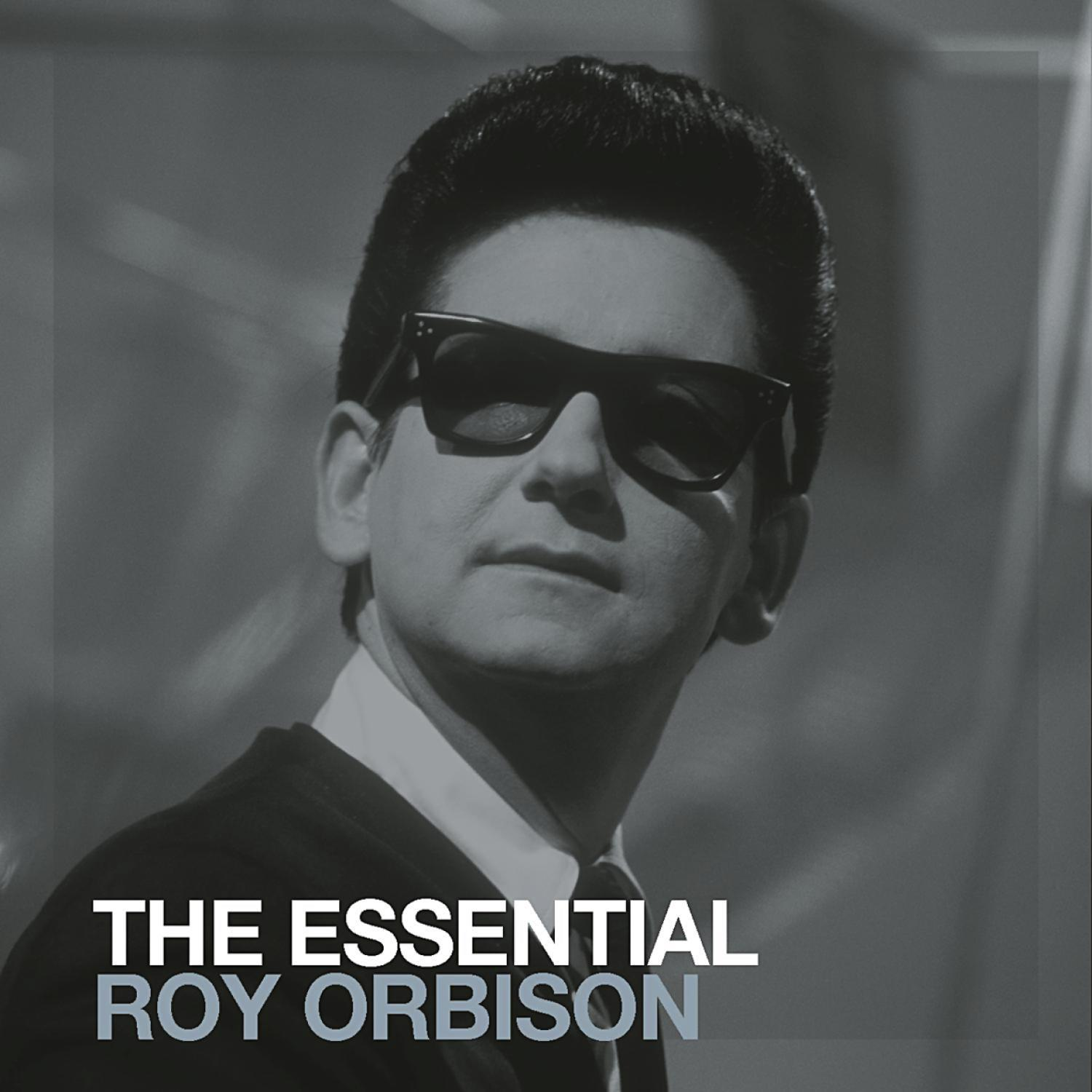De hoes van The Essential Roy Orbison. Orbison met zonnebril, zwart-wit, naar links kijkend.