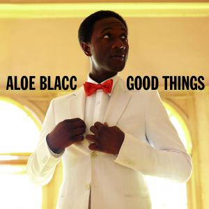 Albumcover von Aloe Blacc. Er trägt einen weißen Anzug und eine rote Fliege. Die Worte "Good Things" sind vorhanden.