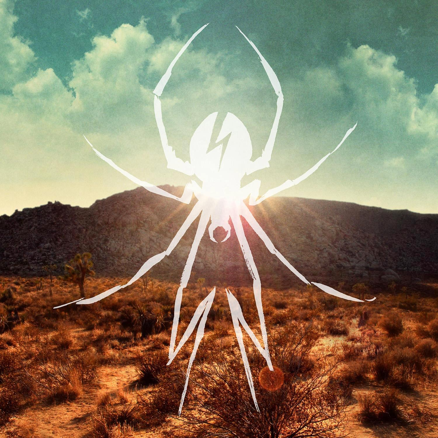 Albumcover mit einer großen weißen Spinne über einer Wüstenlandschaft, Sonne im Hintergrund.
