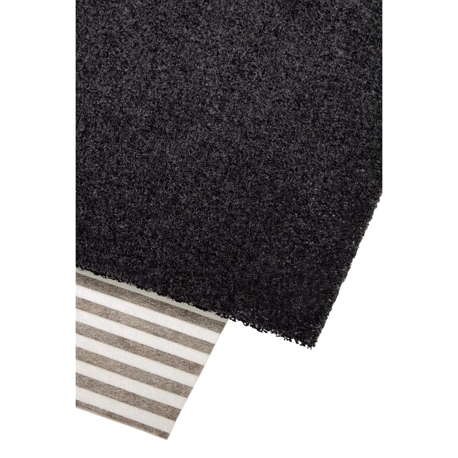 Pezzo di moquette nera su tessuto a righe. Trama visibile.