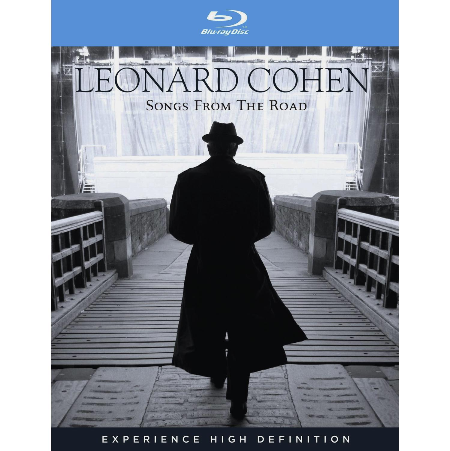 Ein Mann in einem langen Mantel geht auf einer Brücke. Das Cover für Leonard Cohen: Songs From The Road.