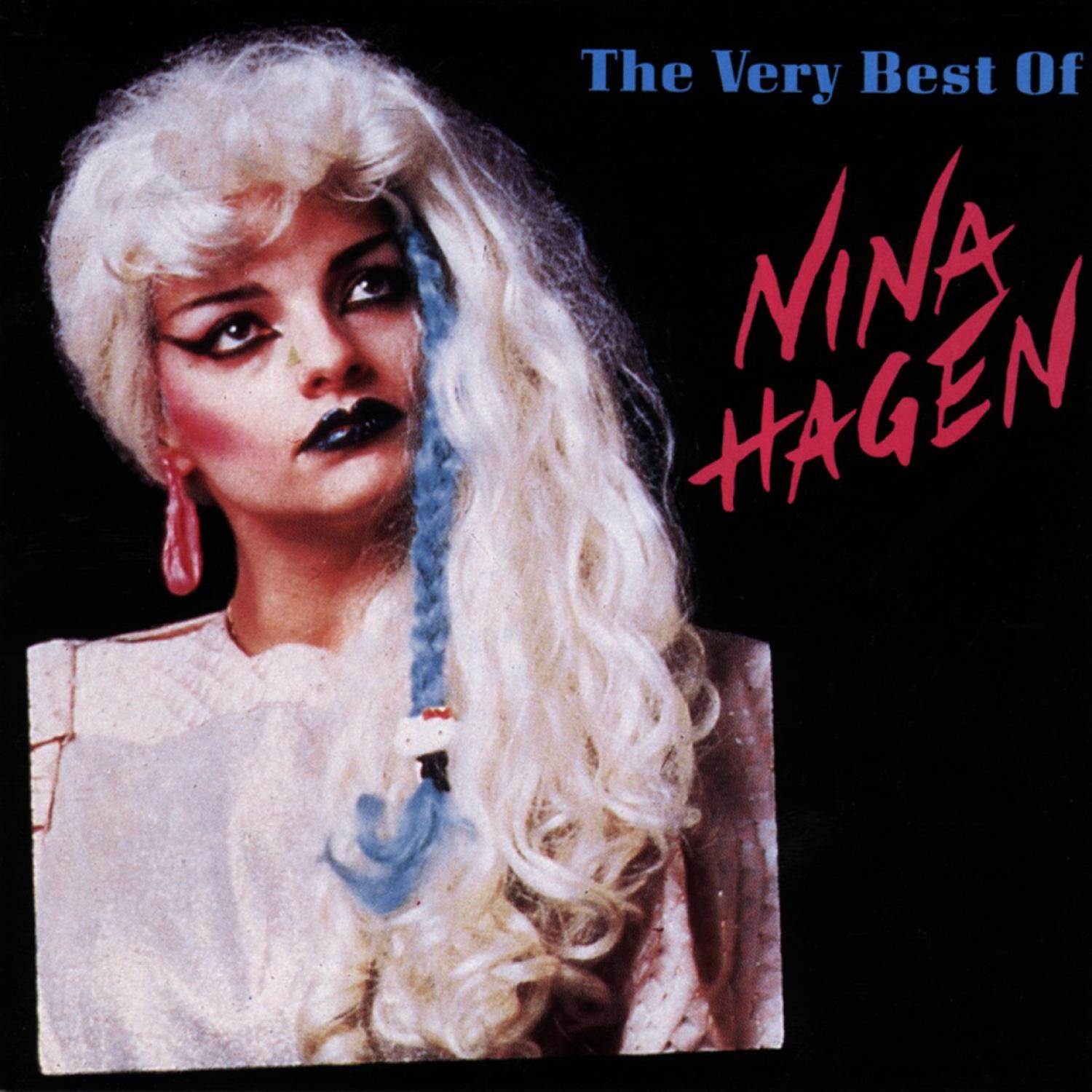 Albumcover mit Nina Hagen. Sie hat lange weiße Haare und dunkles Make-up mit einem blauen Strähnchen.
