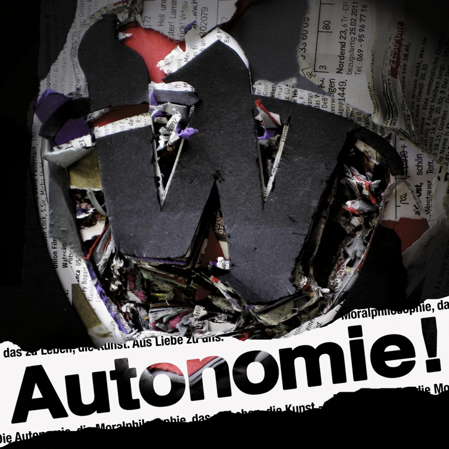 Ein schwarzer Ausschnitt eines 'W' über zerrissenen Zeitungen. Das Wort 'Autonomie!' steht unten in großen, fetten Buchstaben.