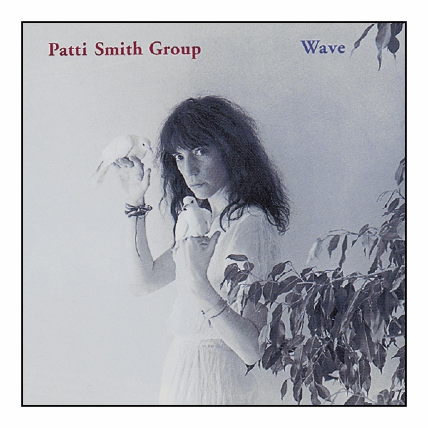 Albumcover: Frau hält zwei weiße Tauben. Titel: Wave, von Patti Smith Group.