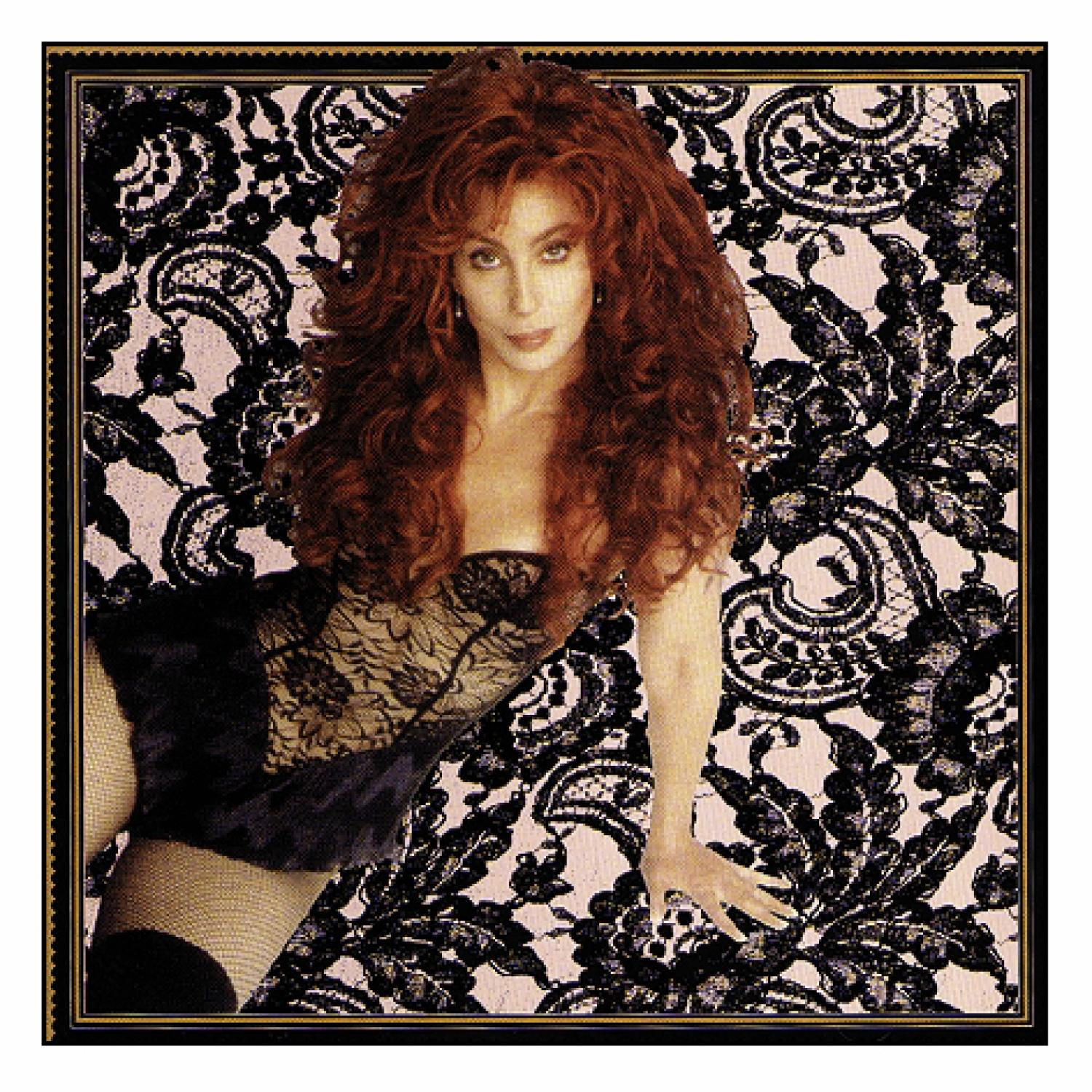 Cher-Albumcover. Cher in schwarzem Outfit mit langen roten Haaren, posiert vor einem Spitzentapeten-Hintergrund.