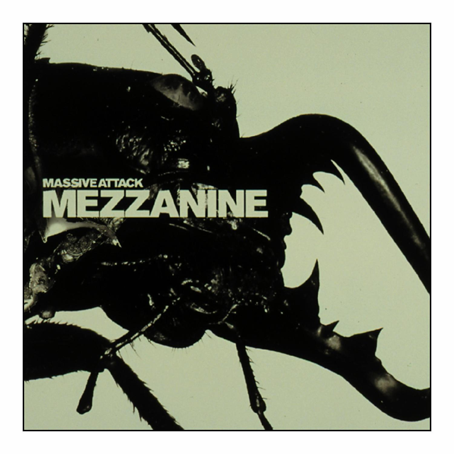 Albumcover von Massive Attack. Schwarze Insektenillustration, weißer Text auf grünem Hintergrund.
