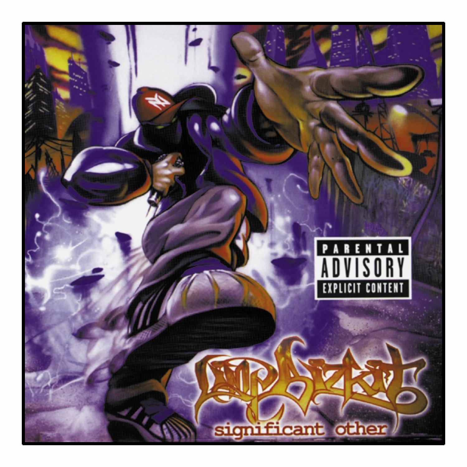 Albumcover einer Comicfigur mit ausgestreckter Hand, Graffiti und Skyline der Stadt.