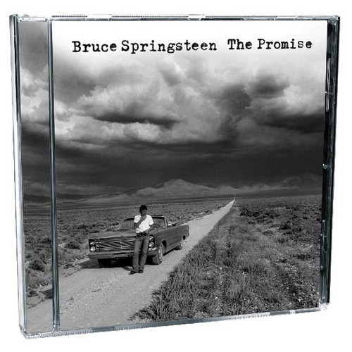 Albumcover von Bruce Springsteen. Ein Schwarz-Weiß-Foto von Springsteen, der sich an ein Auto auf einer Straße lehnt.