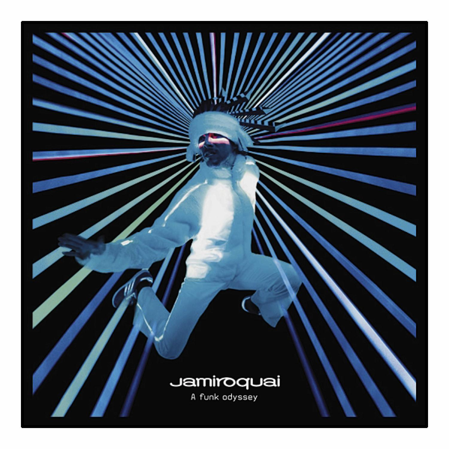 Jamiroquai-Albumcover. Ein Mann in Weiß springt vor einem blau-schwarzen Hintergrund mit Linien.