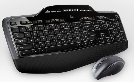 Zwarte Logitech toetsenbord- en muisset. Toetsenbord heeft een gebogen ontwerp en een polssteun. Witte achtergrond.