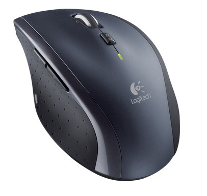 Een donkerblauwe Logitech-muis met een scrollwiel.