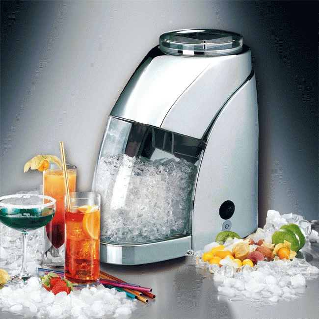 Silberner Eisbereiter mit klarer Front, die Eis enthält. Cocktails und Eis auf reflektierender Oberfläche.