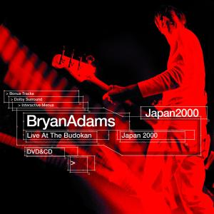 Albumcover mit einem Mann, der eine Bassgitarre auf einer Bühne mit rotem Licht spielt. Der Text lautet "Bryan Adams".