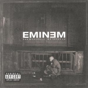 Albumcover in Schwarzweiß mit Eminem beim Sitzen. Der Albumname ist in Weiß.