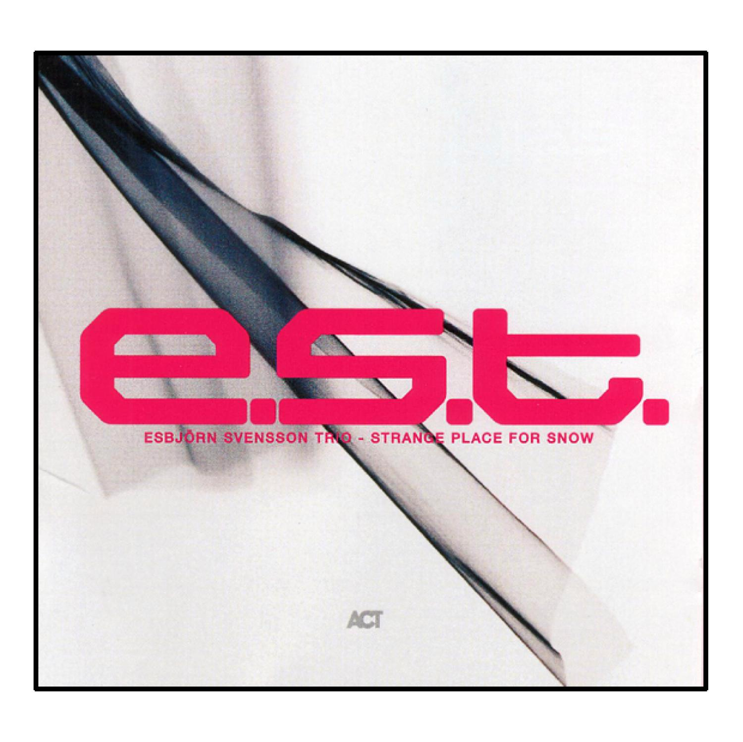 Albumcover von e.s.t. Rote Buchstaben und ein weißer Hintergrund mit einer verschwommenen, abstrakten Form.