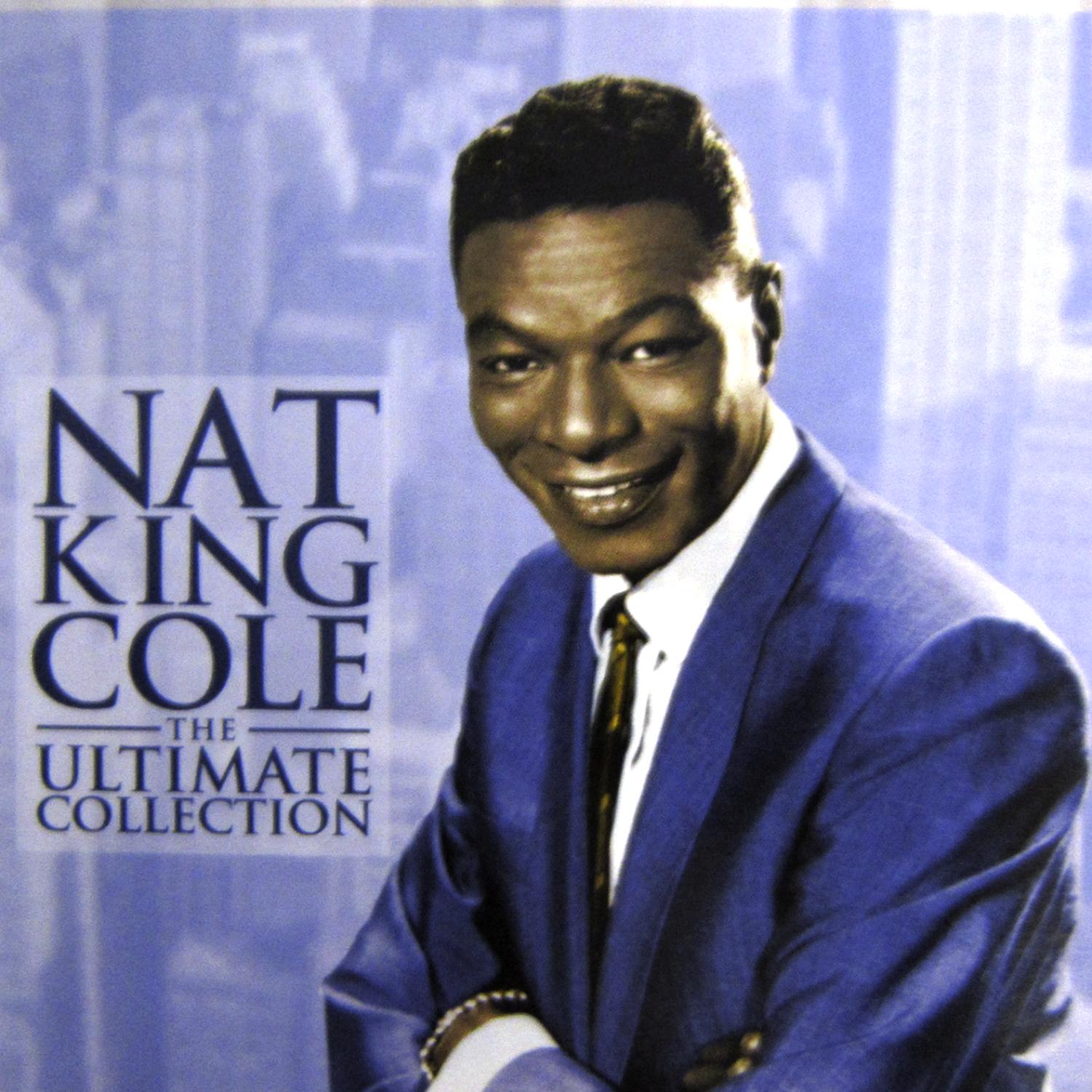 CD-Cover von Nat King Cole. Der Sänger lächelt und trägt einen blauen Anzug. Der Titel steht links.