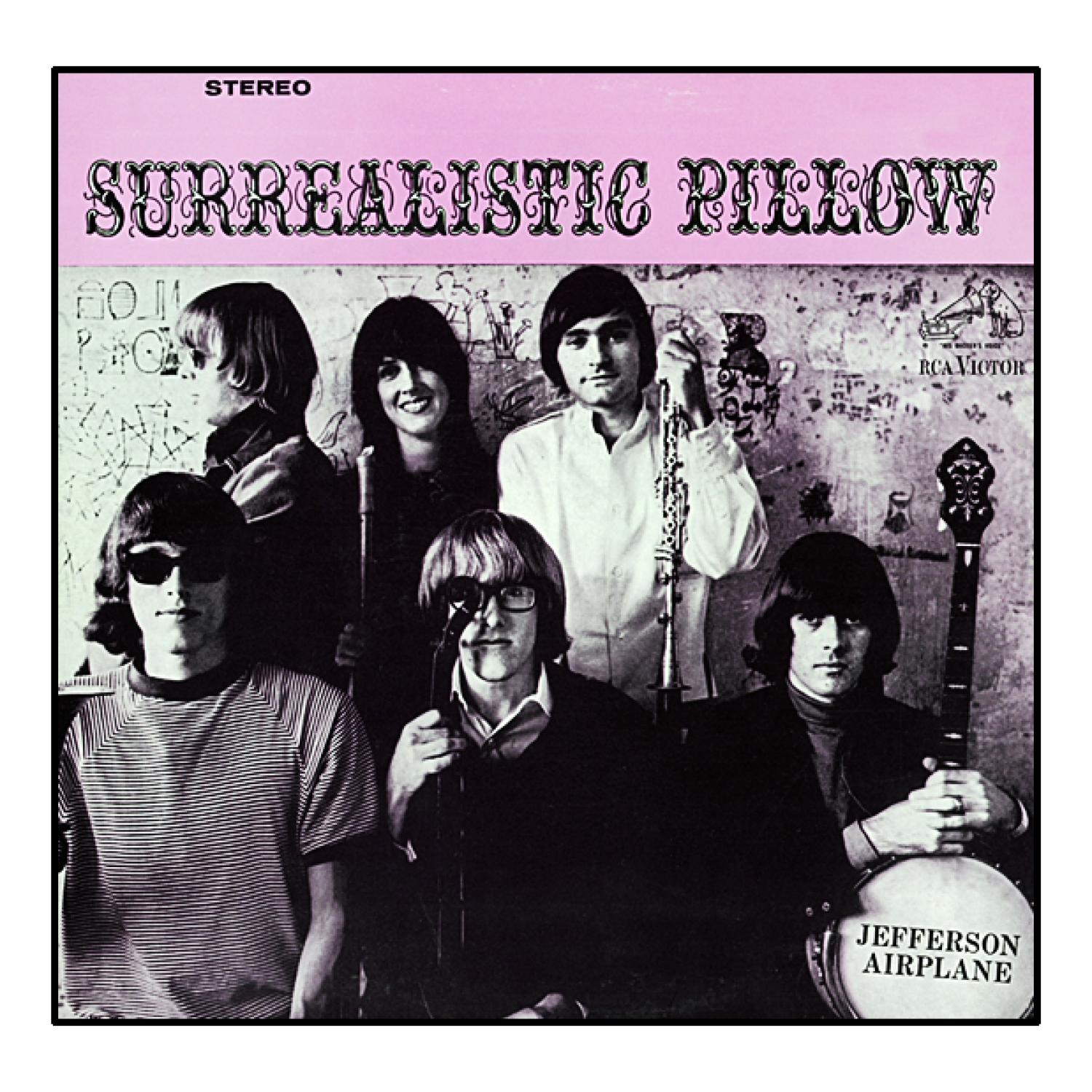 Surrealistic Pillow-Albumcover. Bandmitglieder stehen vor einer Wand mit Graffiti.