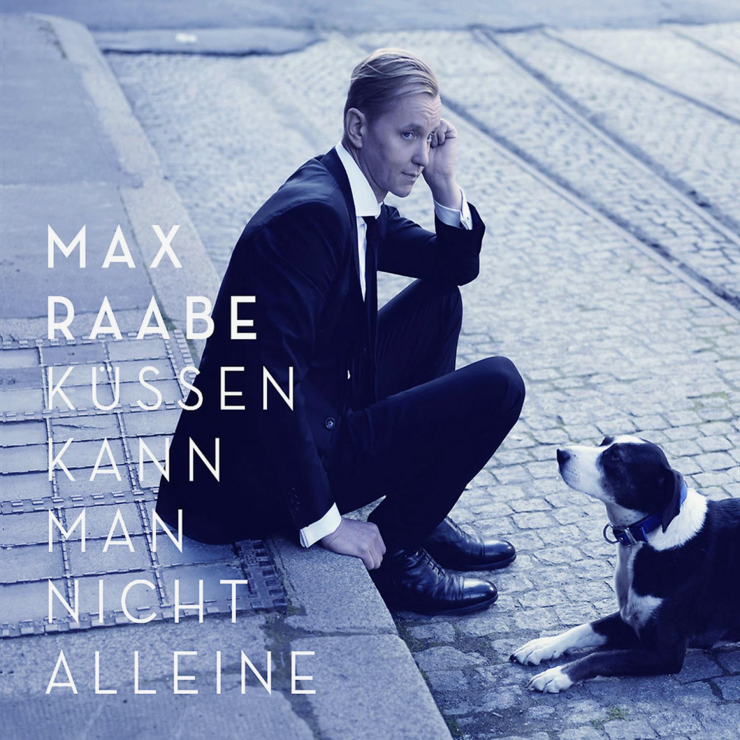 Albumcover: Mann im Anzug sitzt mit Hund. Titel: Max Raabe.
