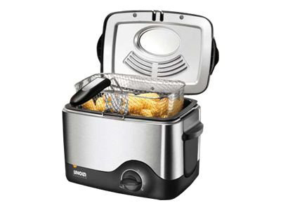Edelstahl-Fritteuse mit einem Korb, der Pommes enthält. Deckel geöffnet, das Essen darin sichtbar.