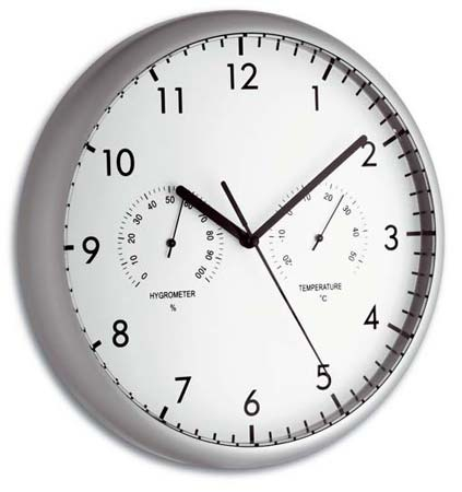 Eine silberne Wanduhr mit zwei Zifferblättern für Temperatur und Luftfeuchtigkeit. Schwarze Zahlen und Zeiger.